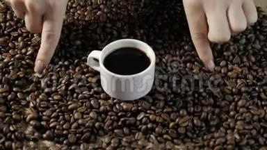 咖啡豆。 手散落的咖啡豆.. 女人`手摸咖啡豆。 女人的手用咖啡做心脏