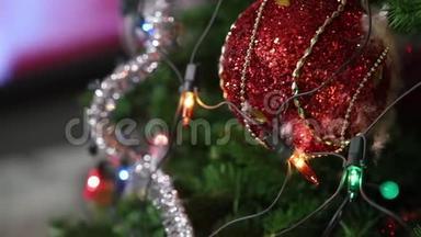 圣诞树上有玩具，圣诞树上有花环，还有红色圣诞球，还有特写