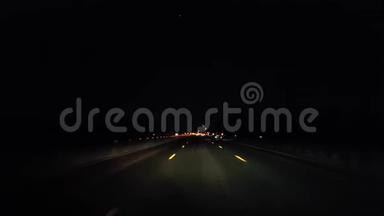 晚上在高速公路上<strong>行驶</strong>。 在夜间的POV州际公路上<strong>行驶</strong>。 高速公路或高速公路或收费公路