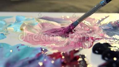 艺术家将不同颜色的丙烯酸涂料与画笔混合绘制。 绘制图片的颜色准备