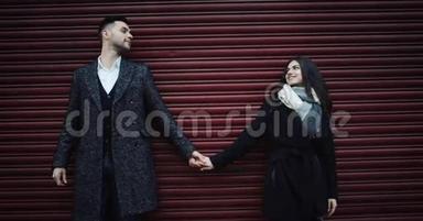 4对迷人的浪漫夫妇拥抱在城市的户外。 拍摄于红色史诗。 <strong>高清高清</strong>