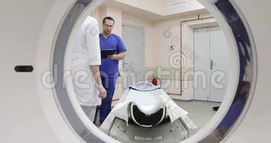 4K一位医生和一位护士邀请病人进行MR扫描检查。