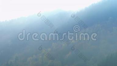 德国秋天的埃菲尔山上飘浮的云的时间流逝。 zz