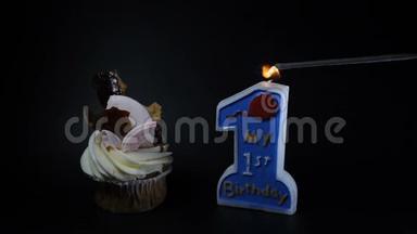 生日会盛宴庆祝理念.. 一个纸杯蛋糕和一支<strong>燃烧</strong>的蜡烛。 一周年纪念日。 在<strong>燃烧</strong>