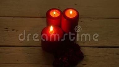 白色书桌上放着红烛灯和玫瑰