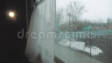 <strong>火车</strong>从<strong>火车</strong>站出发。 从<strong>火车</strong>窗口的视图，车窗上的雨。 人口