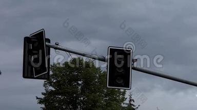 波兰十字路口有两个红绿灯显示黄色信号