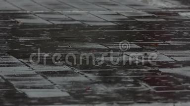 在雨天，铺满方砖的人行道