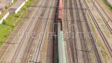 铁路轨道与货运列车顶部视图。 空中勘测