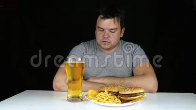 胖子吃快餐的饮食失败。 快乐的微笑超重的人通过吃食物来破坏健康的食物