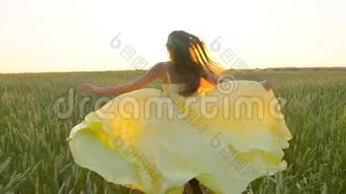 夕阳西下的夏日，穿着黄色衣服在麦田里奔跑的年轻美女，自由健康幸福的理念