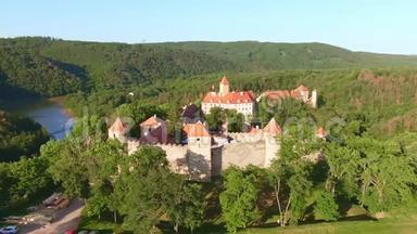 鸟瞰美丽的莫拉维亚皇家城堡Veveri或BurgEichhorn，站在Svratka河水坝上方的岩石上。 大型
