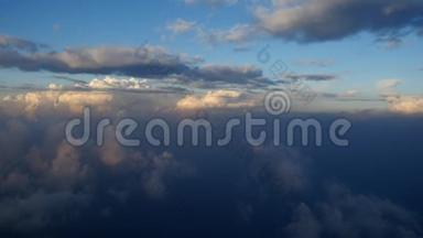 鸟瞰白色蓬松的<strong>云层</strong>。 日落时分在<strong>云层</strong>上方飞行。 从飞机的窗口观看，云景