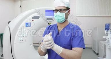 4一位戴口罩的年轻医生放射科医生纠正了医疗手套。