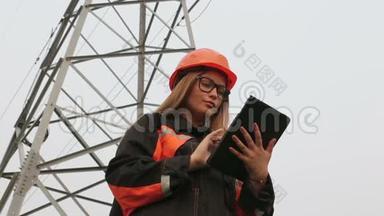 女工程师在变电站附近工作，电力线路，团队合作。