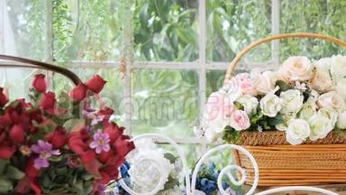 美丽的玫瑰和许多种类的花在花店与幻灯片运动。 花店背景