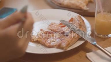 在一个咖啡馆的慢动作视频中，一片披萨躺在盘子里。 快餐披萨食品生活方式概念