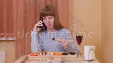美女坐在寿司店里用她的智能手机
