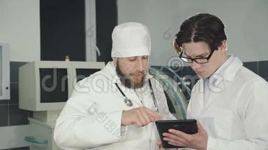 两名医生在诊所使用片剂咨询。 4K