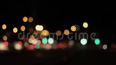 <strong>夜晚城市</strong>背景的灯光。 <strong>城市</strong>交通中移动汽车的离焦前灯。 抽象的，明亮的，闪光的，彩色的