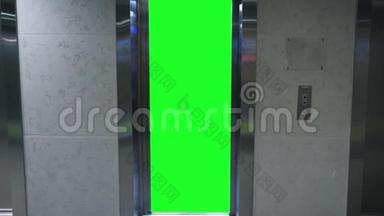 用绿色屏幕打开<strong>电梯</strong>门。 办公楼<strong>电梯</strong>