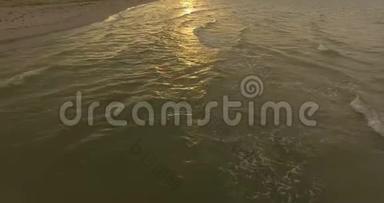 潮波以一种轻松的方式遇见黑海海岸的沙岸