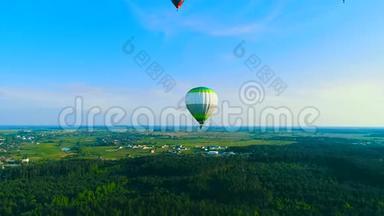 飞过热气球.. 热气球在空中飞过农村的一片田野。 空中观景。 热空气