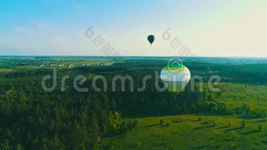 飞过<strong>热气球</strong>.. <strong>热气球</strong>在空中飞过农村的一片田野。 空中观景。 热空气
