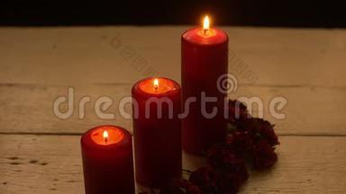 三盏红烛之光，白桌上放着玫瑰