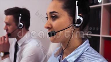 一组电话中心的管理人员戴<strong>着</strong>耳机，<strong>忙着</strong>和顾客打电话。