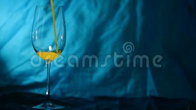 芒果汁在透明玻璃里