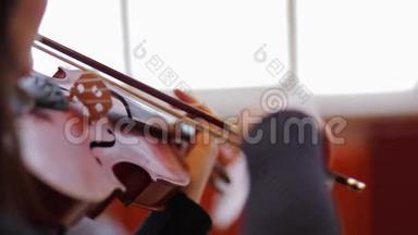 那个女孩小提琴<strong>拉得</strong>很好。