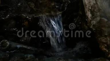 岩石山的小瀑布。 水在岩石小径上流淌。 慢动作