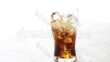 将可乐倒入带有白色背景的冰块的玻璃中