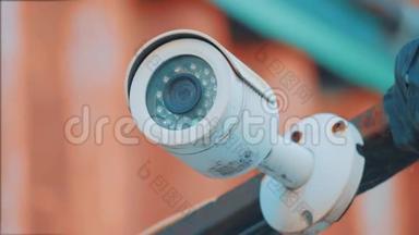 室外监控摄像头挂在外面.. 安全摄像头和城市视频监控，防止盗窃