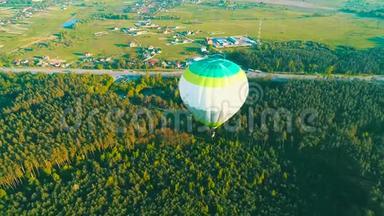 飞过热气球.. 热气球在空中飞过农村的一片田野。 空中观景。 热空气