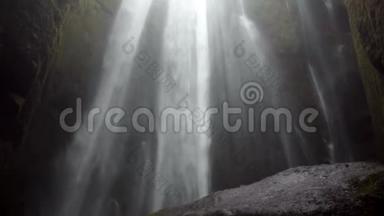 冰岛强大瀑布的美丽景观。 溪水从山顶上流下来，溅起水花