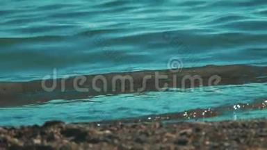 海水背景。 蓝色深海纹理的表面水平为您的视频做好准备。 抽象生活方式水