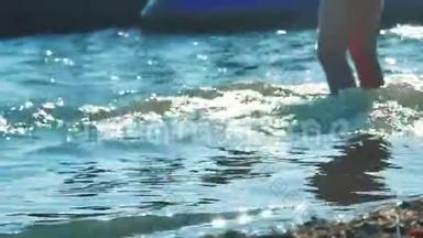 海水背景。 蓝色深海纹理的表面水平为您的视频做好准备。 抽象的水生活方式