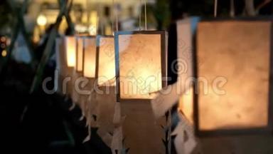 在泰国庆祝节日时，许多发光的纸灯笼。