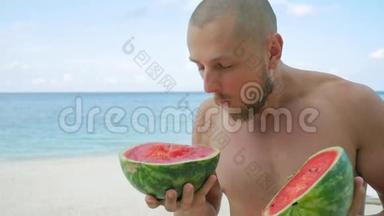 在海滩上吃美味的西瓜的年轻英俊的大胡子。 泰国范甘。 高清慢速运动。