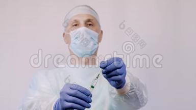 医生是个外科医生，拿着注射器注射<strong>疫苗</strong>。 他正准备给病人<strong>打</strong>针。 拆卸