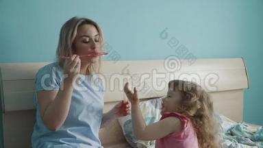 妈妈和小女儿吹肥皂泡