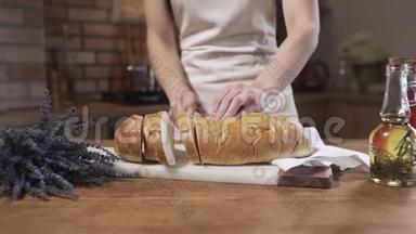厨师在厨房的桌子上切白面包，面包和面包店，做饭，准备家里的晚餐