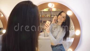 年轻漂亮的女孩在镜子前照了一张自己的照片。 4.她在美容院里得到了极好的反映