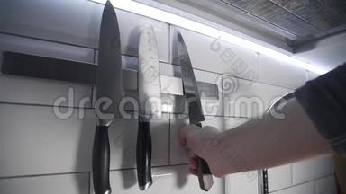 厨师在烹饪前拿锋利的刀，厨房用品，钢刀，烹饪菜肴