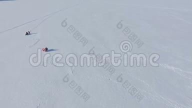 冬天的乐趣。 冰冻湖上的人们从事滑翔伞和冬季捕鱼