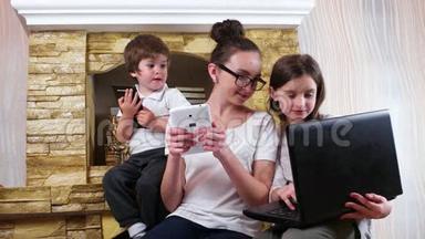 女孩在笔记本电脑上<strong>展示</strong>姐姐和弟弟的照片，家庭<strong>成员</strong>在家社交