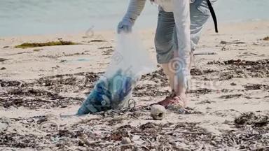 环保义工在海岸收集垃圾至胶袋。 环境污染及循环再造概念
