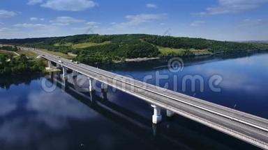 横跨交通桥、公路、公路、公路、道路、蓝河、林木、欧洲、俄罗斯、鞑靼斯坦